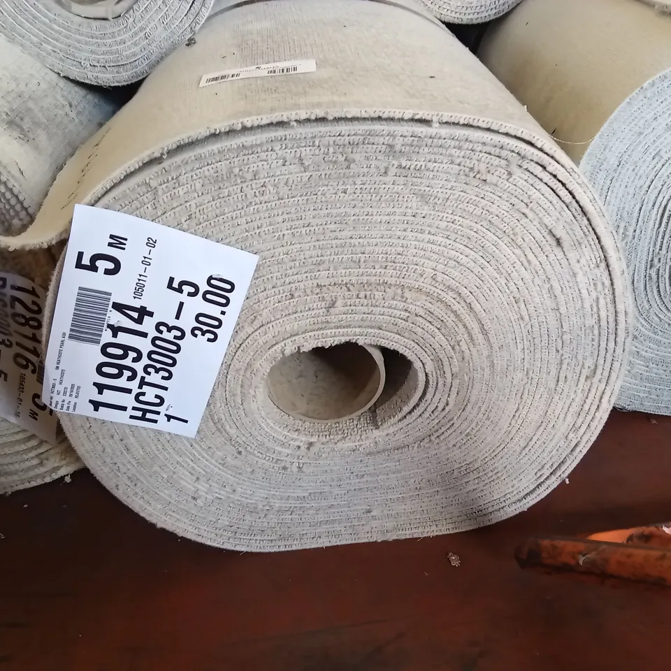 ROLL OF QUALITY HEATHCOTE PEARL ASH CARPET // APPROX SIZE: 5 x 30m