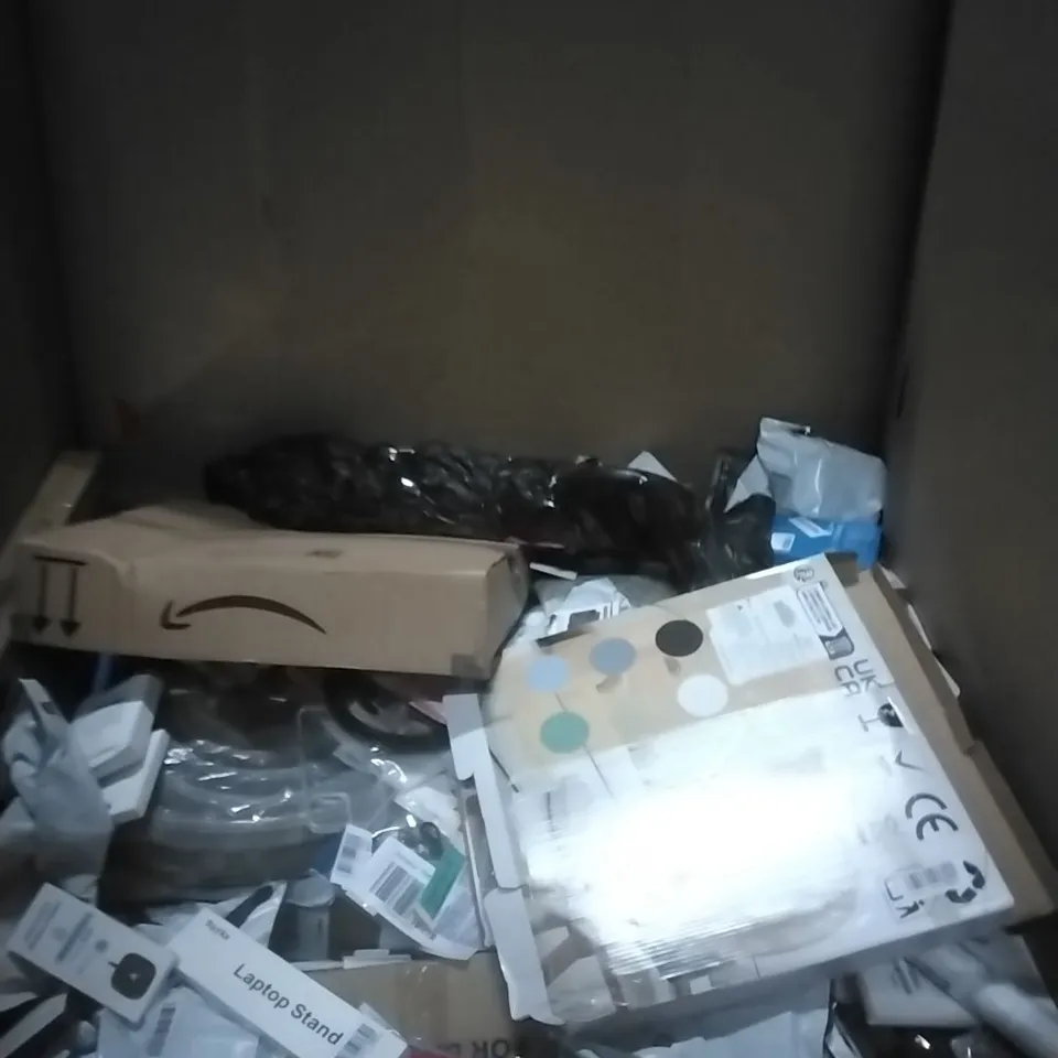 PALLET OF ASSORTED ITEMS TO INCLUDE; RUG, PHONE CASE, USB-C DISPLAY PORT