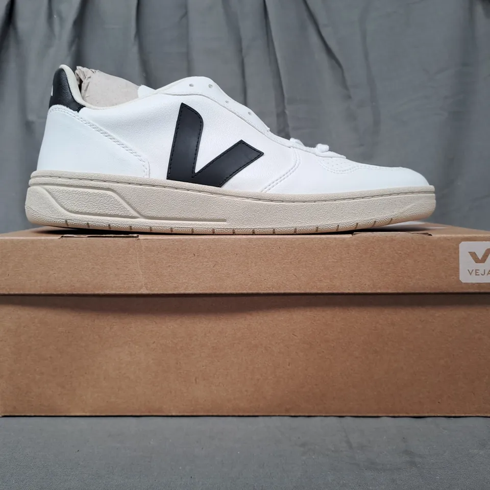 BOXED PAIR OF VEJA SHOES IN WHITE/BLACK UK SIZE 10