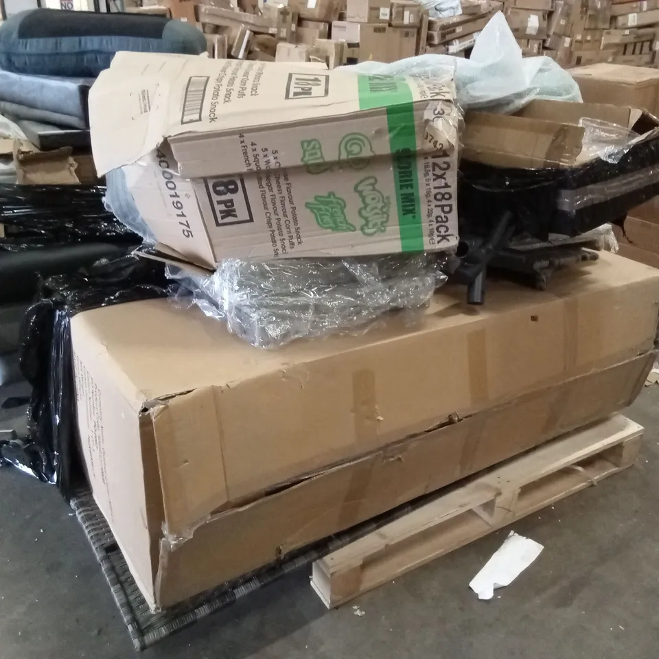PALLET OF ASSORTED OUTDOOR GARDEN RATTAN FURNITURE PARTS AND PIECES