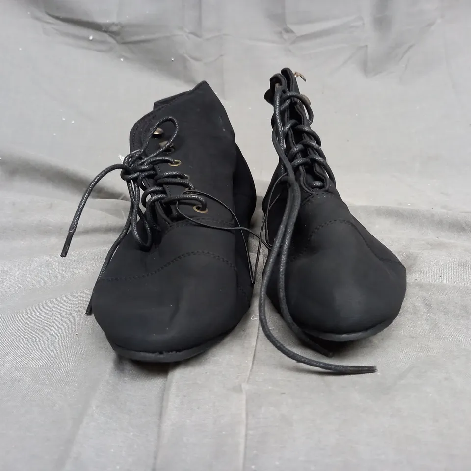 A BOX OF APPROXIMATELY 20 PAIRS OF BOOTS IN BLACK - VARIOUS SIZES 