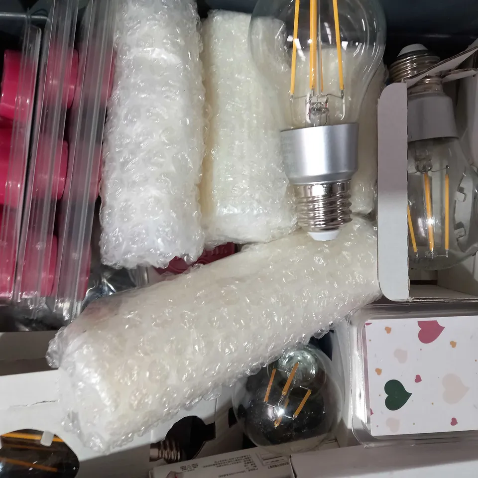 LOT OF APPROXIMATELY 10 ASSORTED HOUSEHOLD ITEMS TO INCLUDE ROHS SHELLY VINTAGE BULB, VILLAGE CHERRY BLOSSOM WAX MELTS, ETC