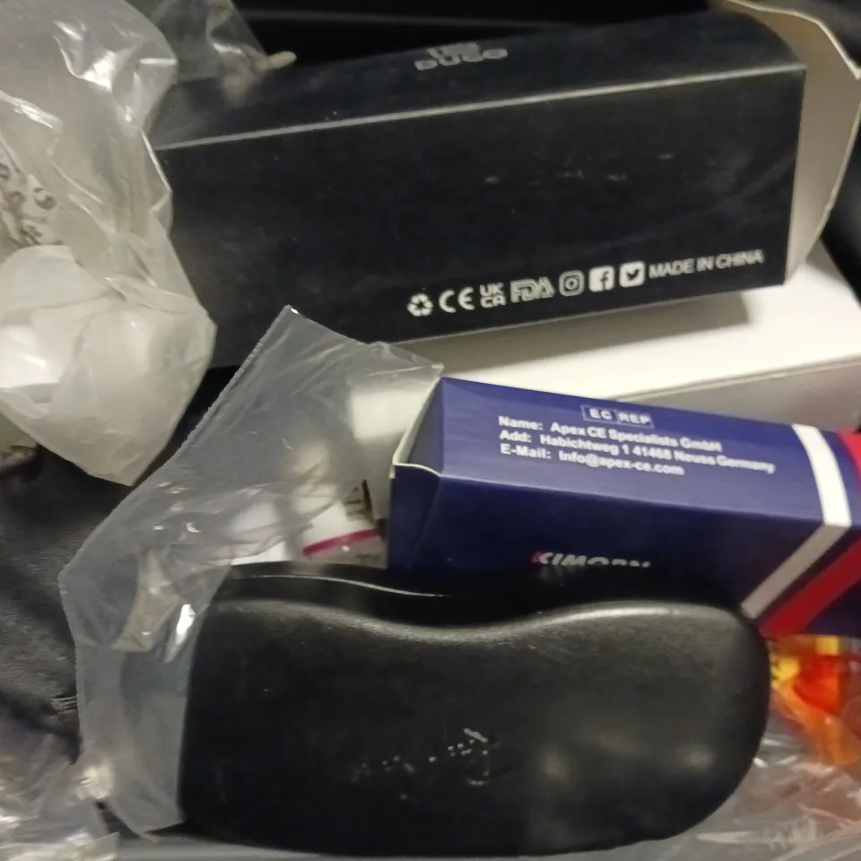 BOX OF APPROXIMATELY 10 ASSORTED GLASSES TO INCLUDE - UNBRANDED HEART GLASSES, DSOL VISION WITH ADJUSTABLE LENS , UNBRANDED SUN GLASSES ETC