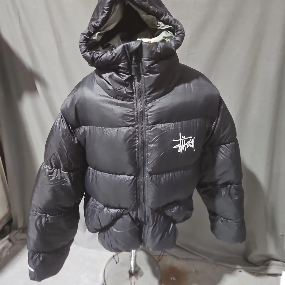 STÜSSY PUFFER JACKET – BLACK, HOODED – UK L