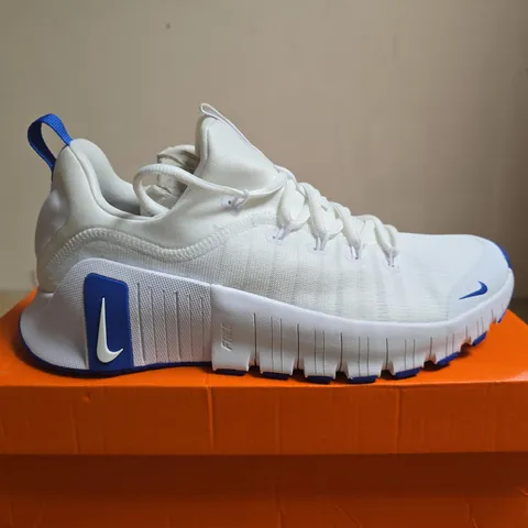 BOXED PAIR OF NIKE FREE METCON 6 TRAINING SHOES β WHITE/BLUE, UK 8