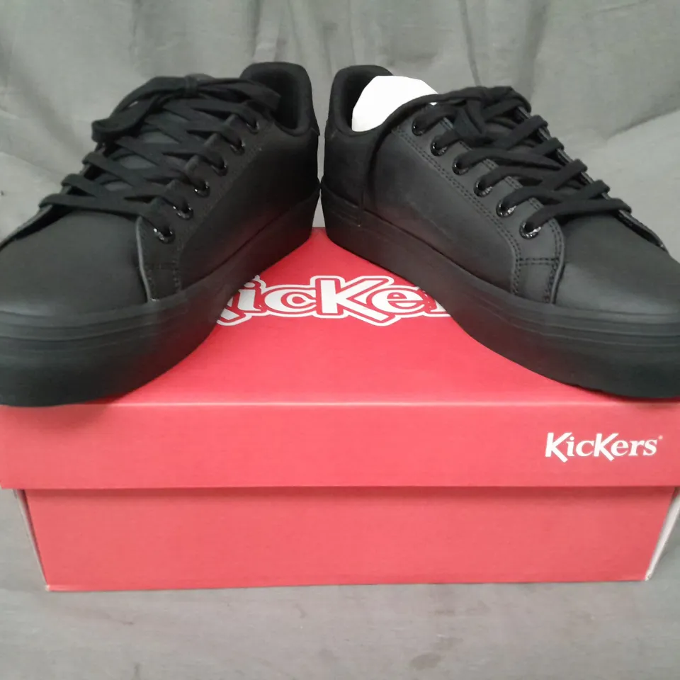 BOXED PAIR OF KICKERS SHOES IN BLACK EU SIZE 39