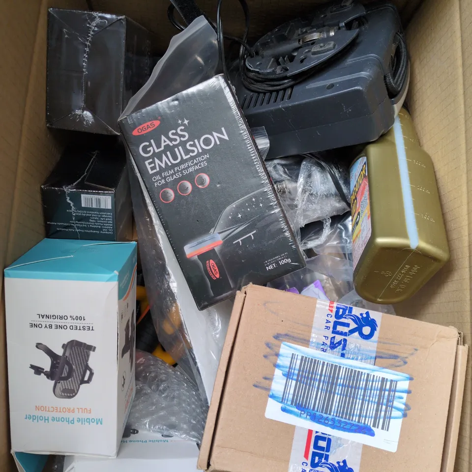 APPROXIMATELY 15 ASSORTED VEHICLE PARTS/ACCESSORIES TO INCLUDE GLASS EMULSION, SMARTPHONE HOLDER, LIGHT UNIT ETC