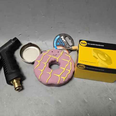 APPROXIMATELY 8 ASSORTED ITEMS TO INCLUDE - YALE LOCK , PET FACE ICED RING BISUIT TOY ETC