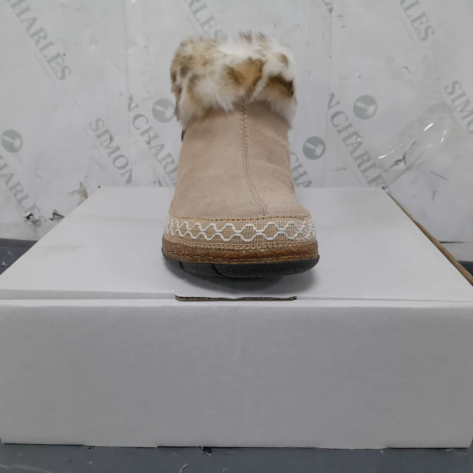 BOXED PAIR OF EARTH ORIGINALS EMMALYN BOOTIES IN BEIGE SIZE 6