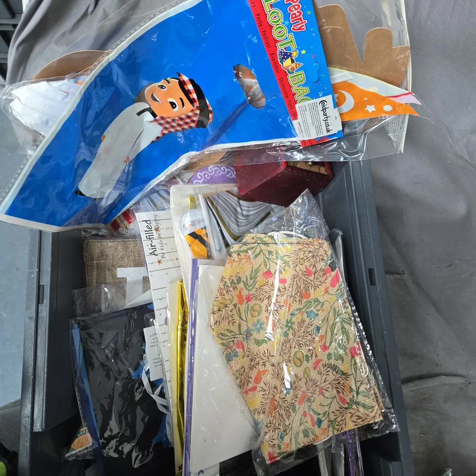 A TOTE OF ASSORTED ITEMS TO INCLUDE PARTY DECORATIONS ASSORTMENT: RAMADAN AND EID MUBARAK BANNERS, FOIL BALLOONS AND DECORATIVE CARDS