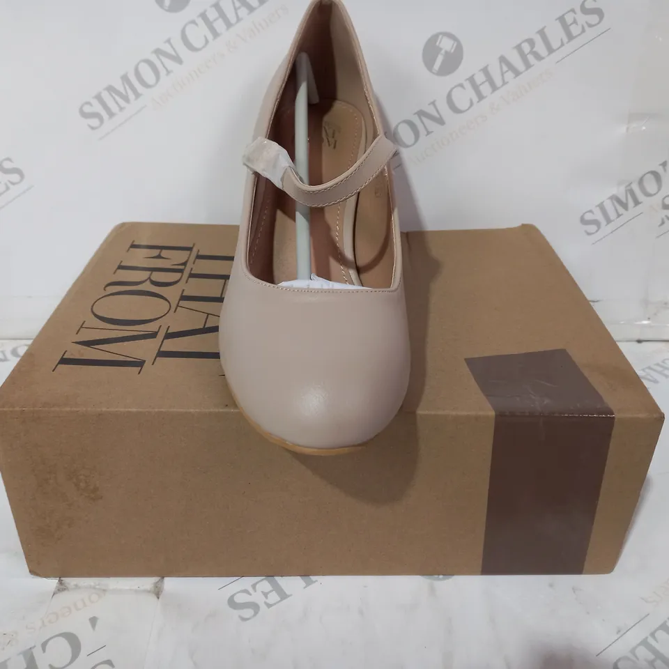 BOXED PAIR OF WHERE'S THAT FROM BLOCK HEEL DOLLY SHOES IN NUDE UK SIZE 6