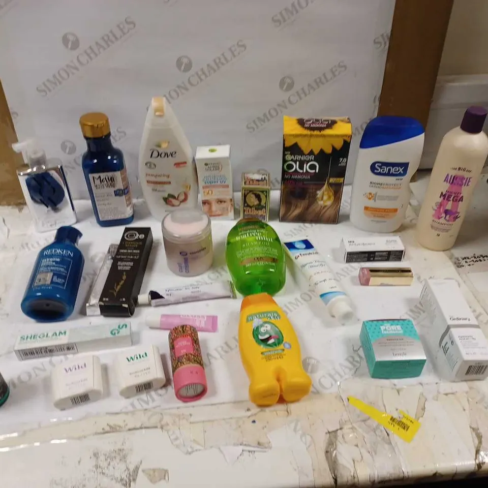 LOT OF APPROXIMATELY 20 HEALTH AND BEAUTY ITEMS TO INCLUDE DOVE PAMPERING, WILKINSONS FACE MOISTURIZER, AND THE ORDINARY HYDRATORS AND OILS ETC.