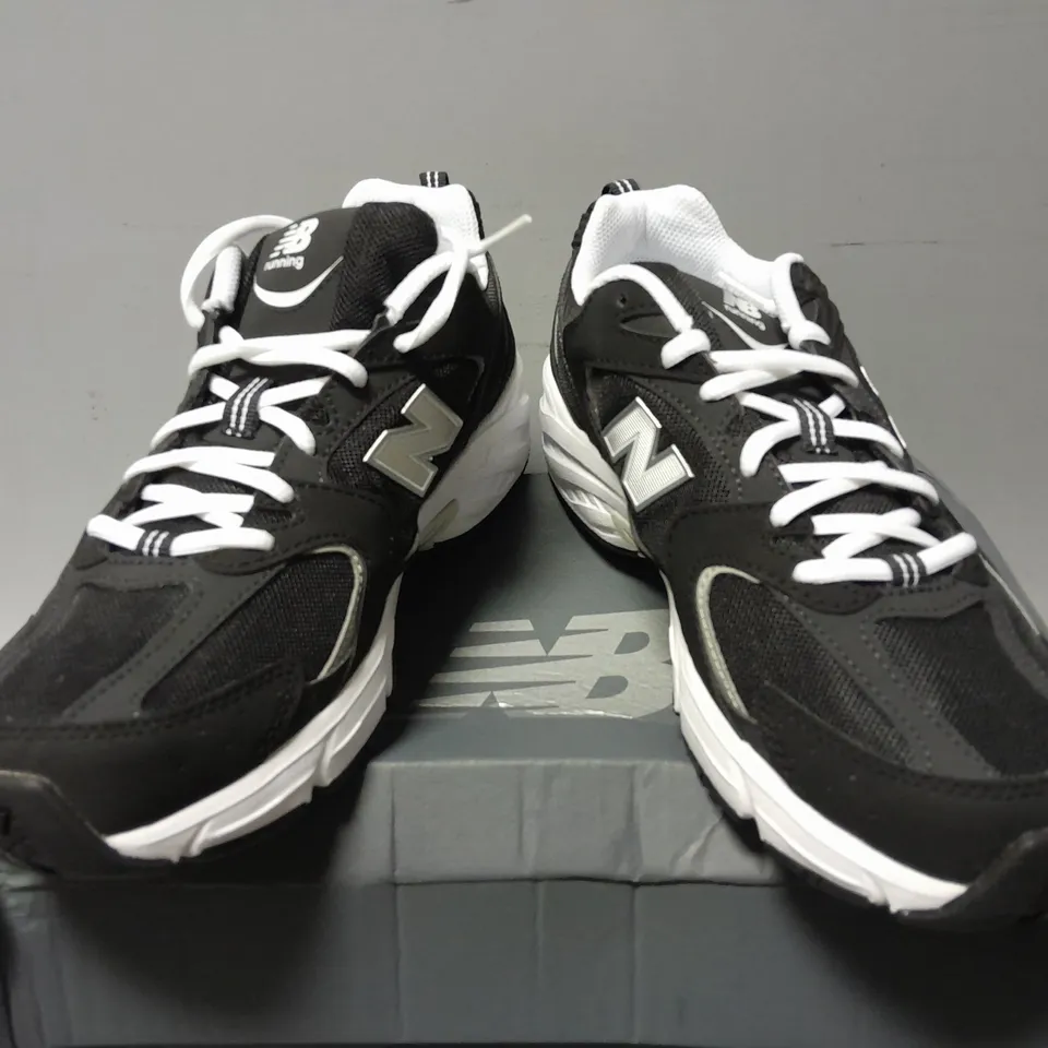 BOXED PAIR OF NEW BALANCE LACE TRAINERS IN BLACK/WHITE - UK 8