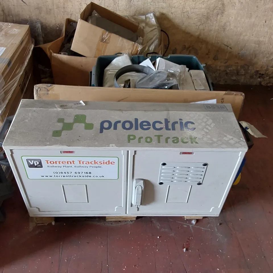 PALLET OF ASSORTED ITEMS INCLUDING PROTRACK LIGHTING BATTERY POWER PACK, NEO WINE RACK ECT