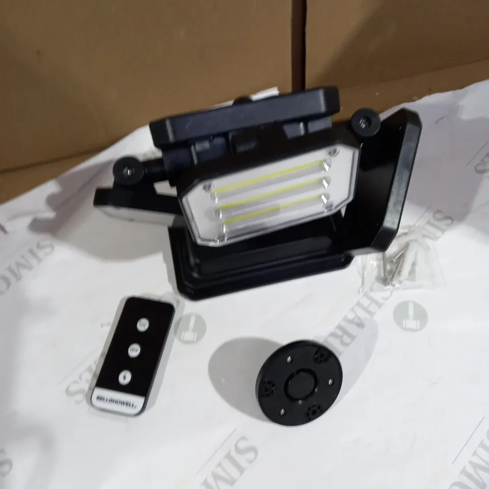 BELL & HOWELL 300 LUMENS BIONIC FLOODLIGHT