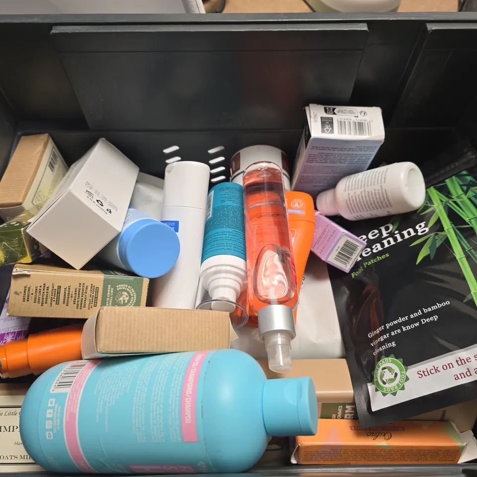 APPROXIMATELY 15 ASSORTED HEALTH & BEAUTY PRODUCTS TO INCLUDE GLOVED CEDARWOOD HANDWASH, DR SQUATCH SOAP, SO.? CANDY FLOSS BODY MIST, ETC - COLLECTION ONLY