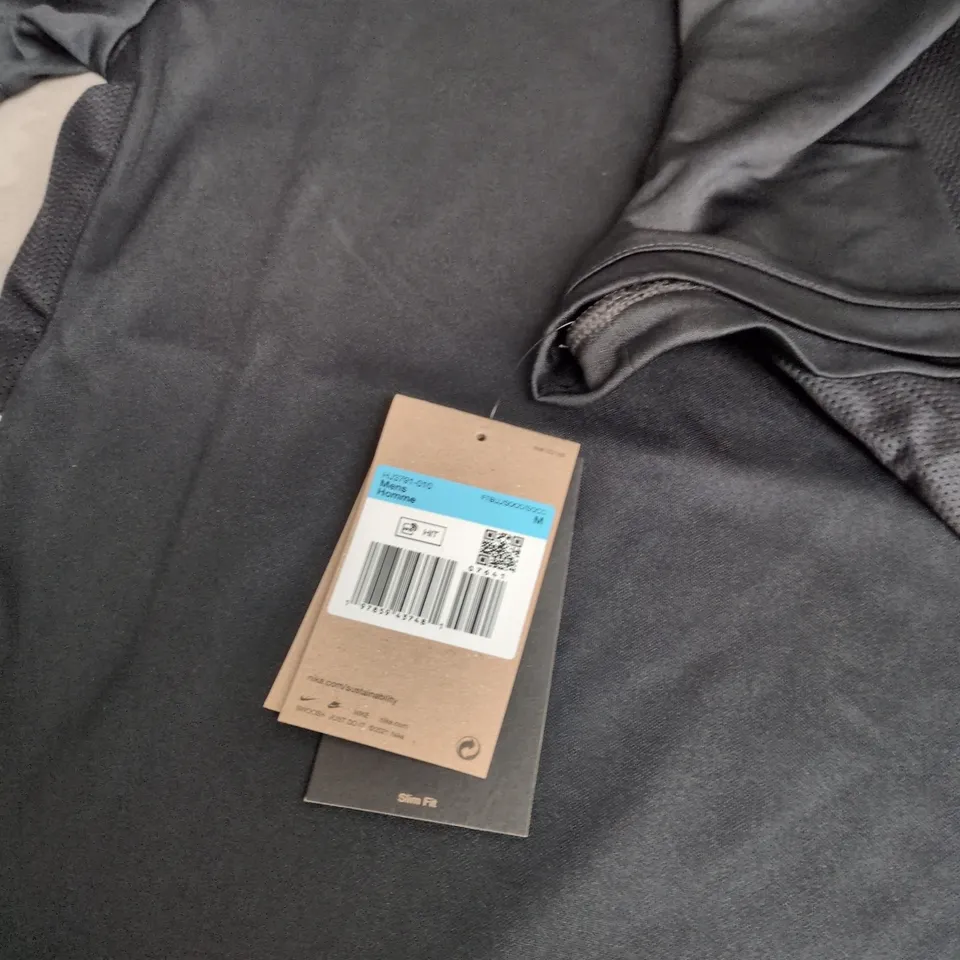 NIKE LOGO  BLACK TEE – SIZE M