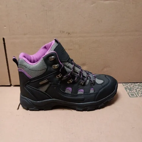 MOUNTAIN WAREHOUSE HIKING BOOTS BLACK AND PINK SIZE 7