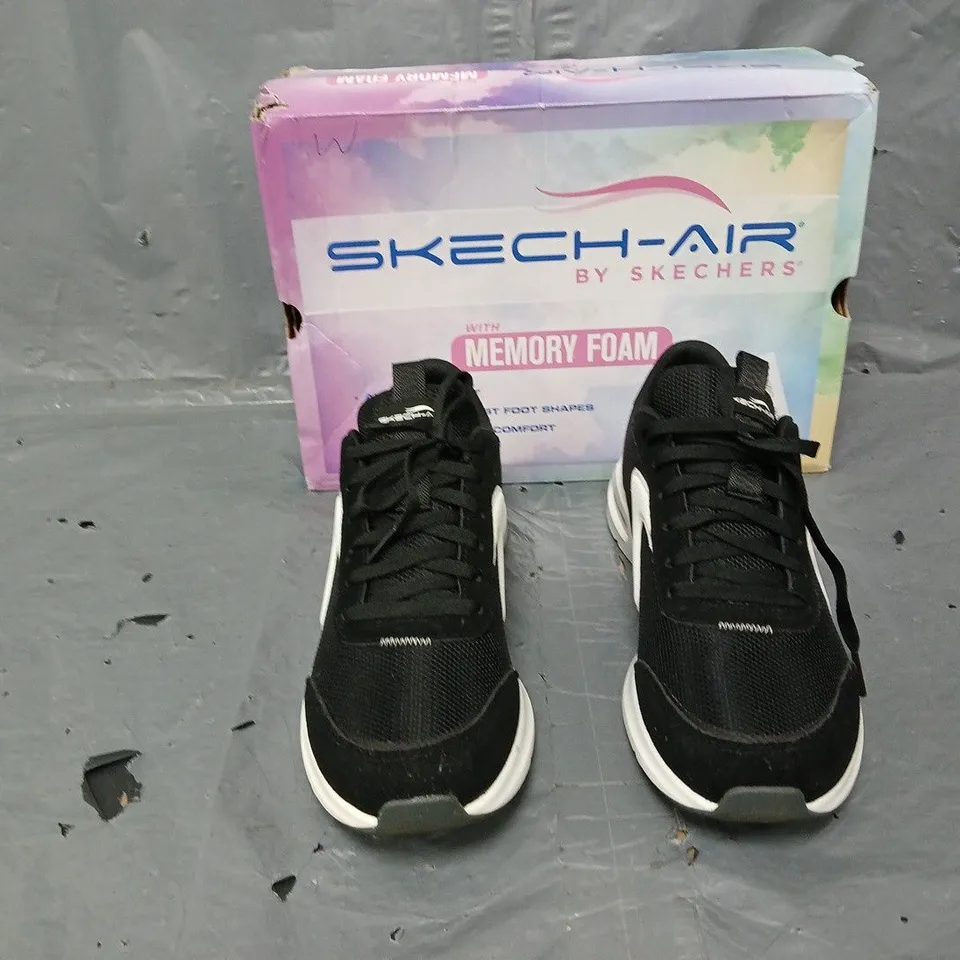BOXED PAIR OF SKETCHERS AIR COURT TRAINER BLACK SIZE 6 