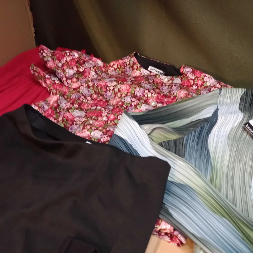 LOT OF APPROX 25 ASSORTED CLOTHING ITEMS VARYING IN SIZE/COLOUR/STYLE TO INCLUDE: TROUSERS, TOPS, DRESSES