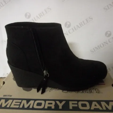 SKECHERS BOB'S TUMBLE WEED BOOTS, BLACK, UK 7