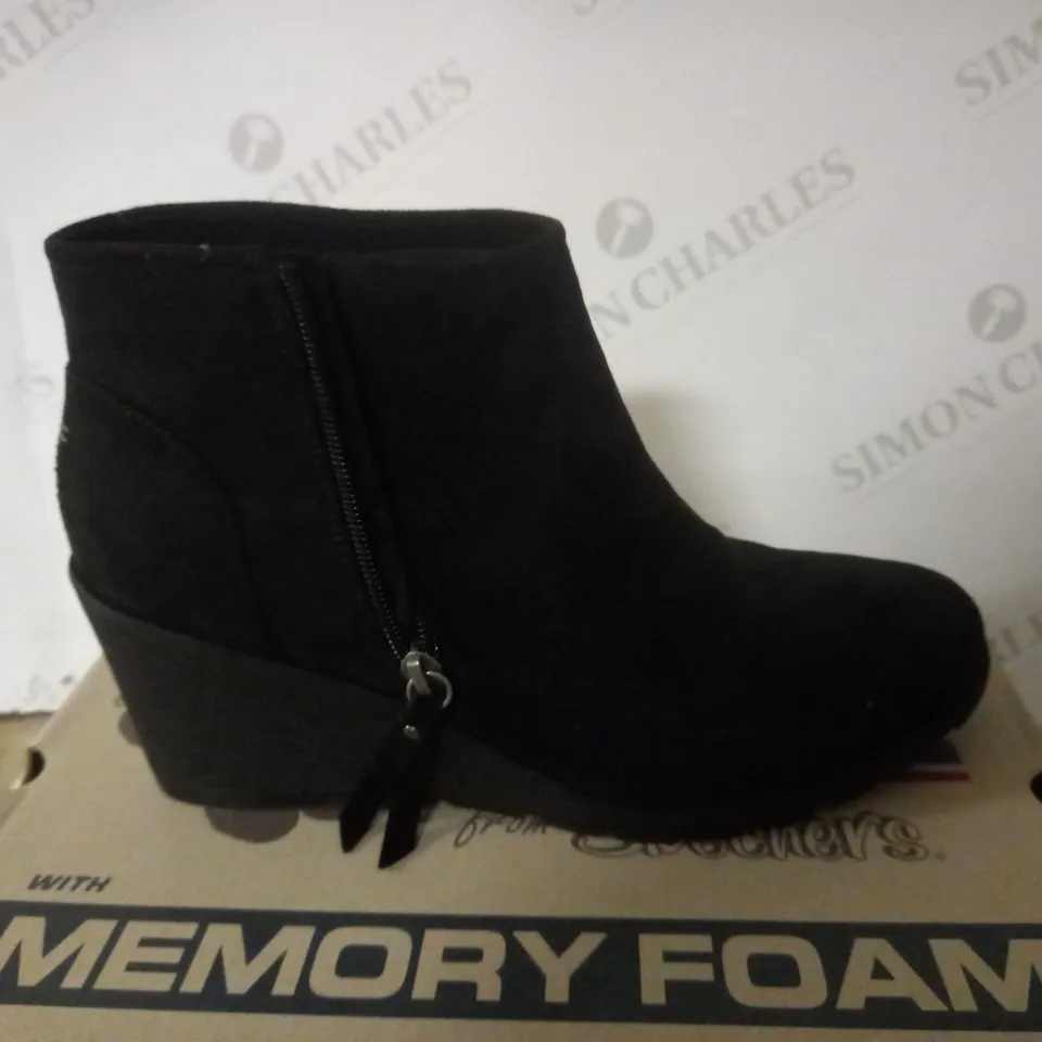 SKECHERS BOB'S TUMBLE WEED BOOTS, BLACK, UK 7