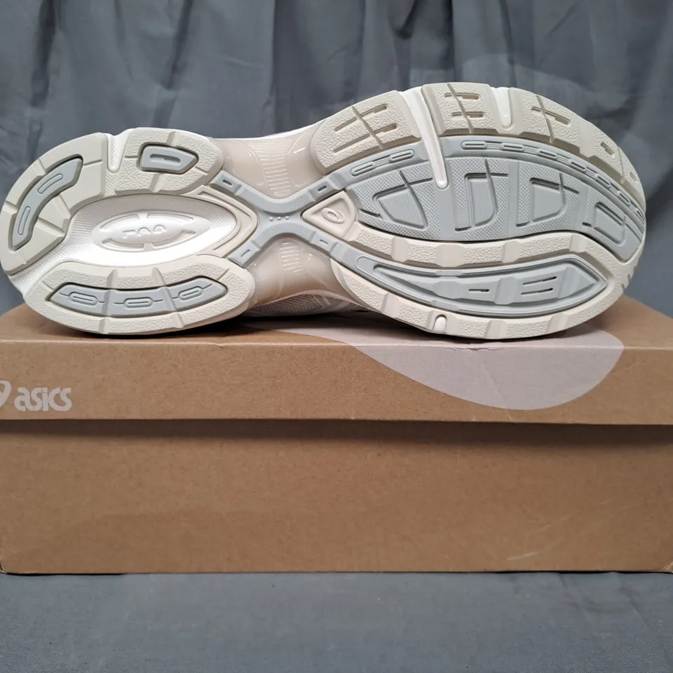 BOXED PAIR OF ASICS GEL-1130 SHOES IN VANILLA/WHITE SAGE UK SIZE 13