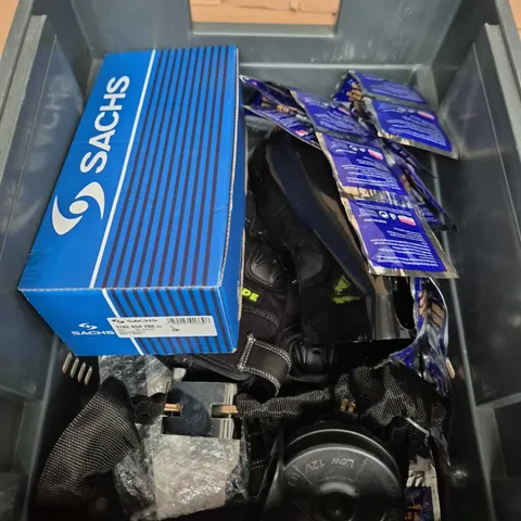 APPROXIMATELY 5 ASSORTED VEHICLE PARTS & ACCESSORIES