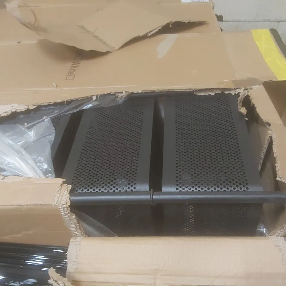 PALLET CONTAINING A VERY LARGE QUANTITY OF PORTABLE METAL SHELVES ECT