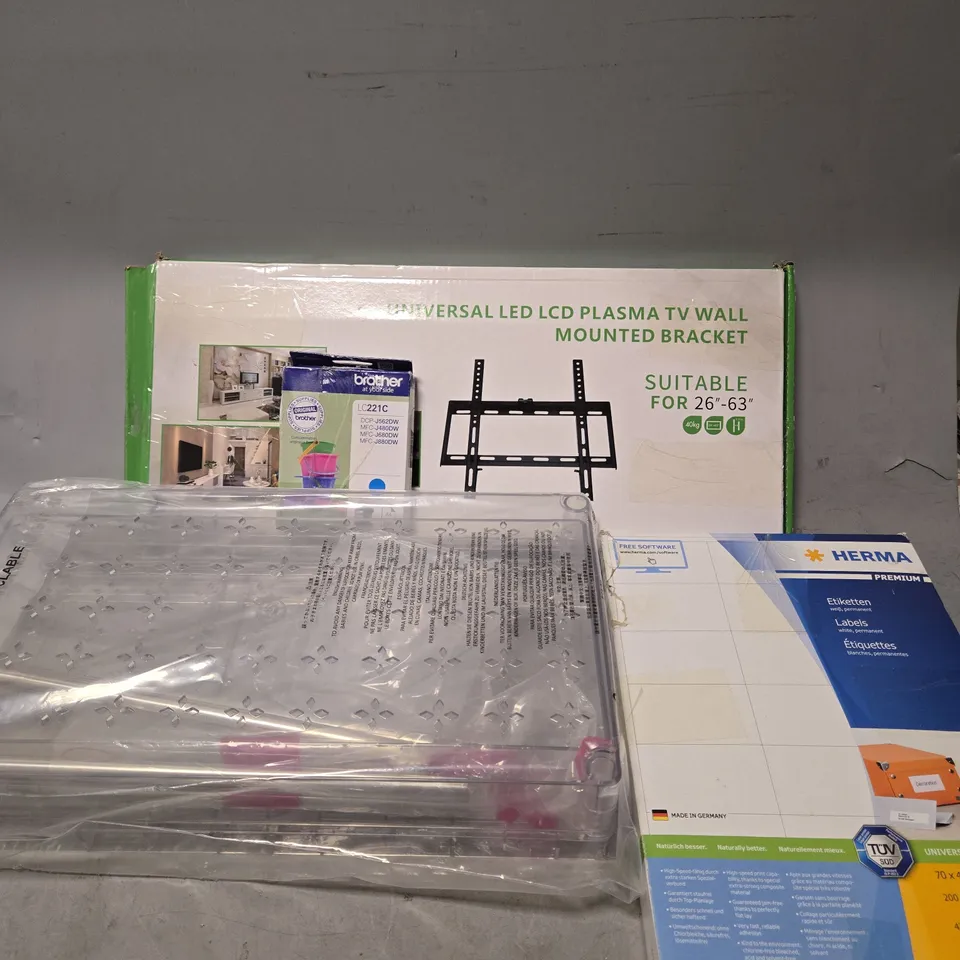 BOX OF APPROXIMATELY 8 ASSORTED ITEMS TO INCLUDE - TV WALL BRACKET , DISH DRYING RACK ETC