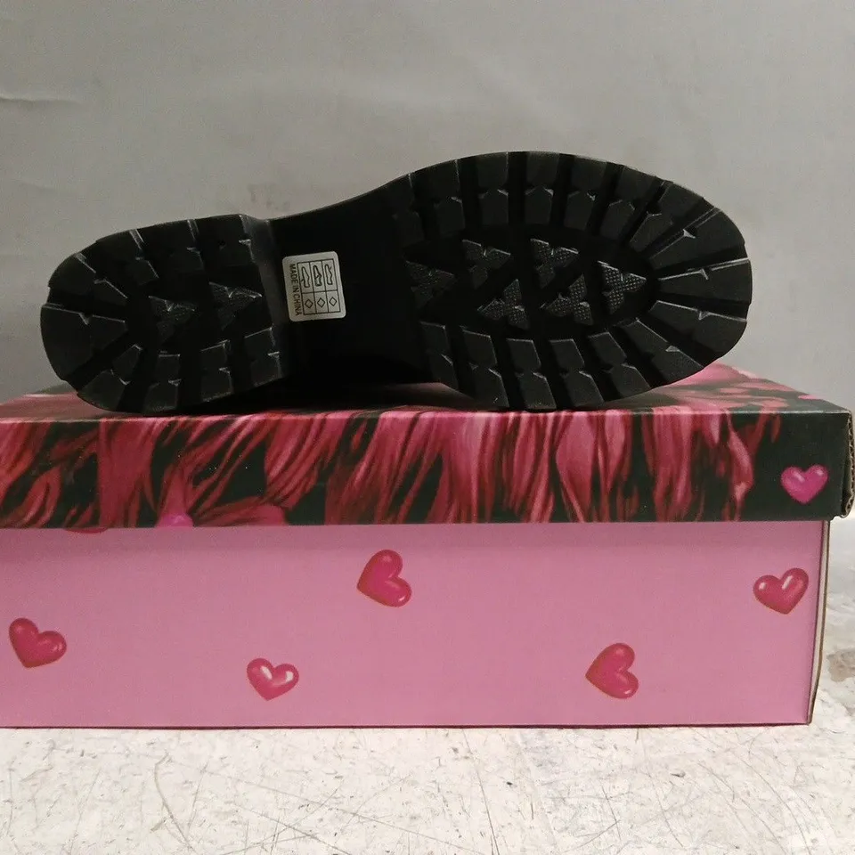 BOXED PAIR OF KOI SHOES IN BLACK W. PINK HEARTS SIZE UK 5