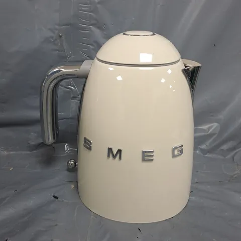 SMEG 50'S STYLE KETTLE IN CREAM