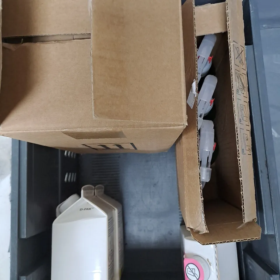 APPROXIMATELY 10 ASSORTED LIQUIDS TO INCLUDE AIR SPRAY, WASHING UP LIQUID, WATER CONDITIONER ETC