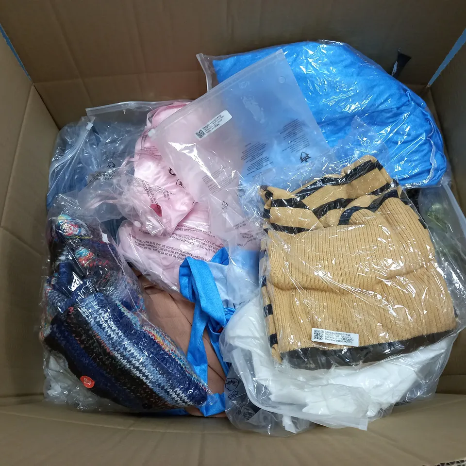 LOT OF ASSORTED CLOTHING ITEMS  AND ACCESSORIES TO INCLUDE; T-SHIRTS, JUMPERS ETC