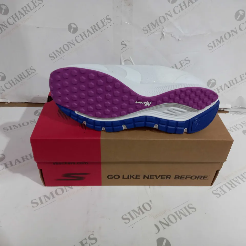 BOXED PAIR OF SKECHERS GO RUN PERFORMANCE SHOES WHITE/PURPLE UK SIZE 6