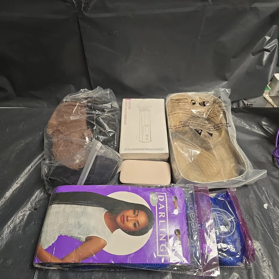 APPROXIMATELY 20 ASSORTED COSMETICS ITEMS TO INCLUDE WIGS , TOOTHBRUSH HEADS , ETC