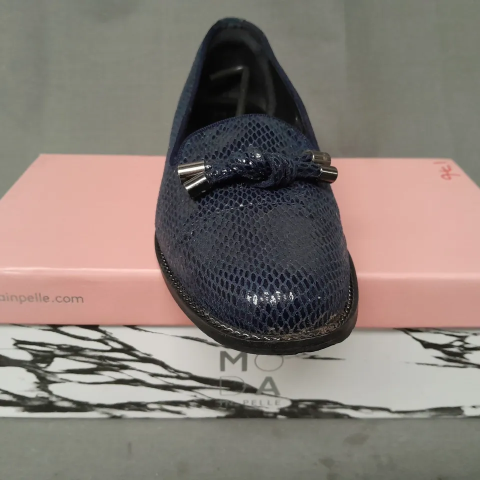 BOXED PAIR OF MODA IN PELLE ELAINA CHUNKY KNOT LOAFERS IN NAVY LIZARD EU SIZE 38