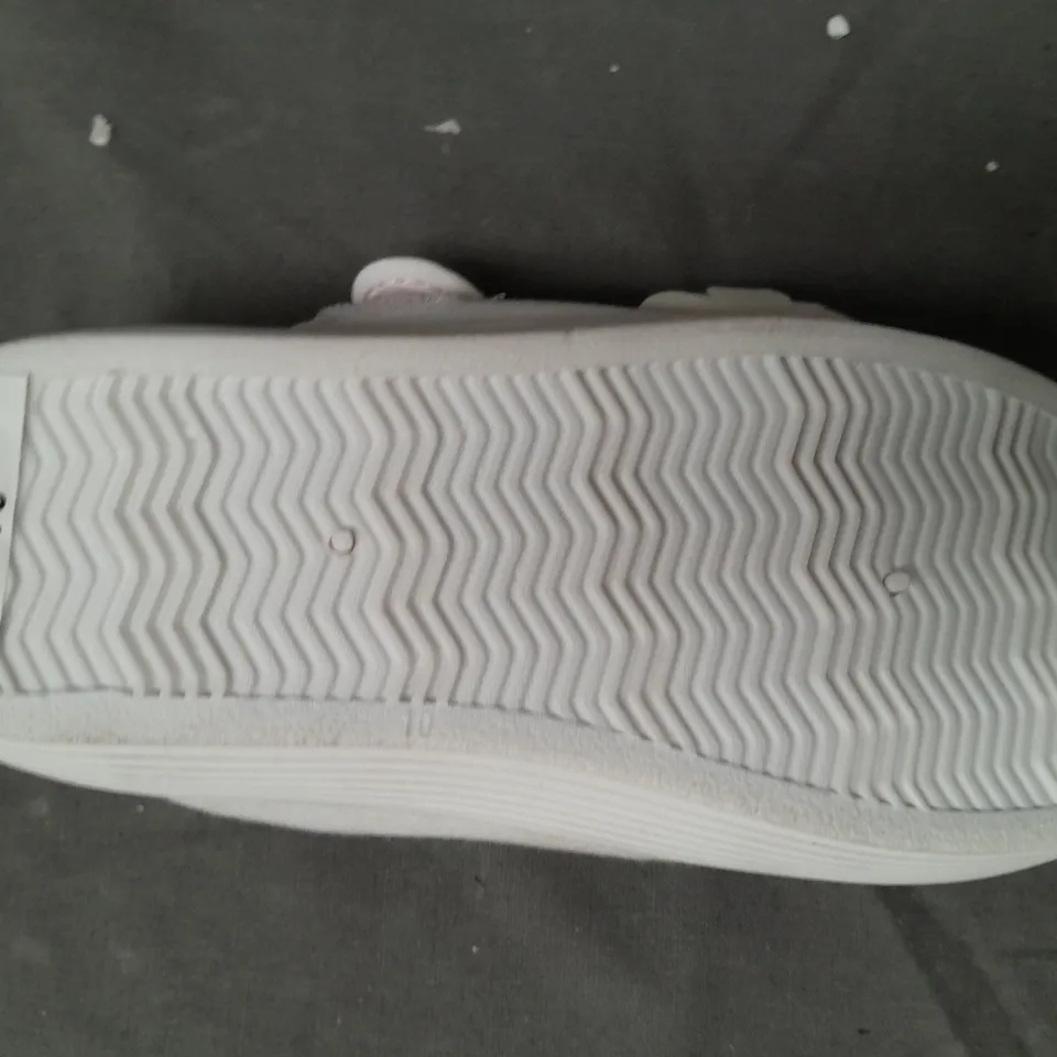 BOX OF APPROXIMATELY 20 PAIRS OF DESIGNER KIDS VELCRO STRAP SHOES IN WHITE W. FLOWER DETAIL IN WHITE - VARIOUS SIZES