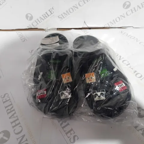 UNBOXED PAIR OF KIDS MINECRAFT CROCS IN BLACK SIZE 3