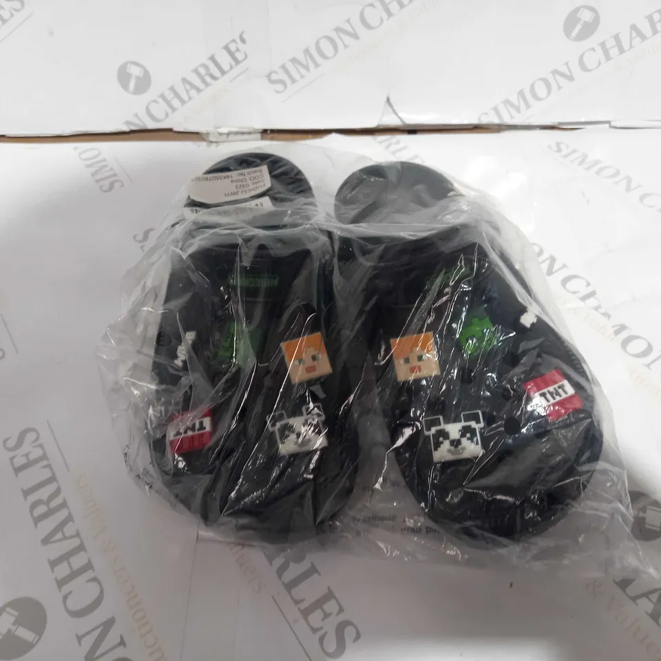UNBOXED PAIR OF KIDS MINECRAFT CROCS IN BLACK SIZE 3