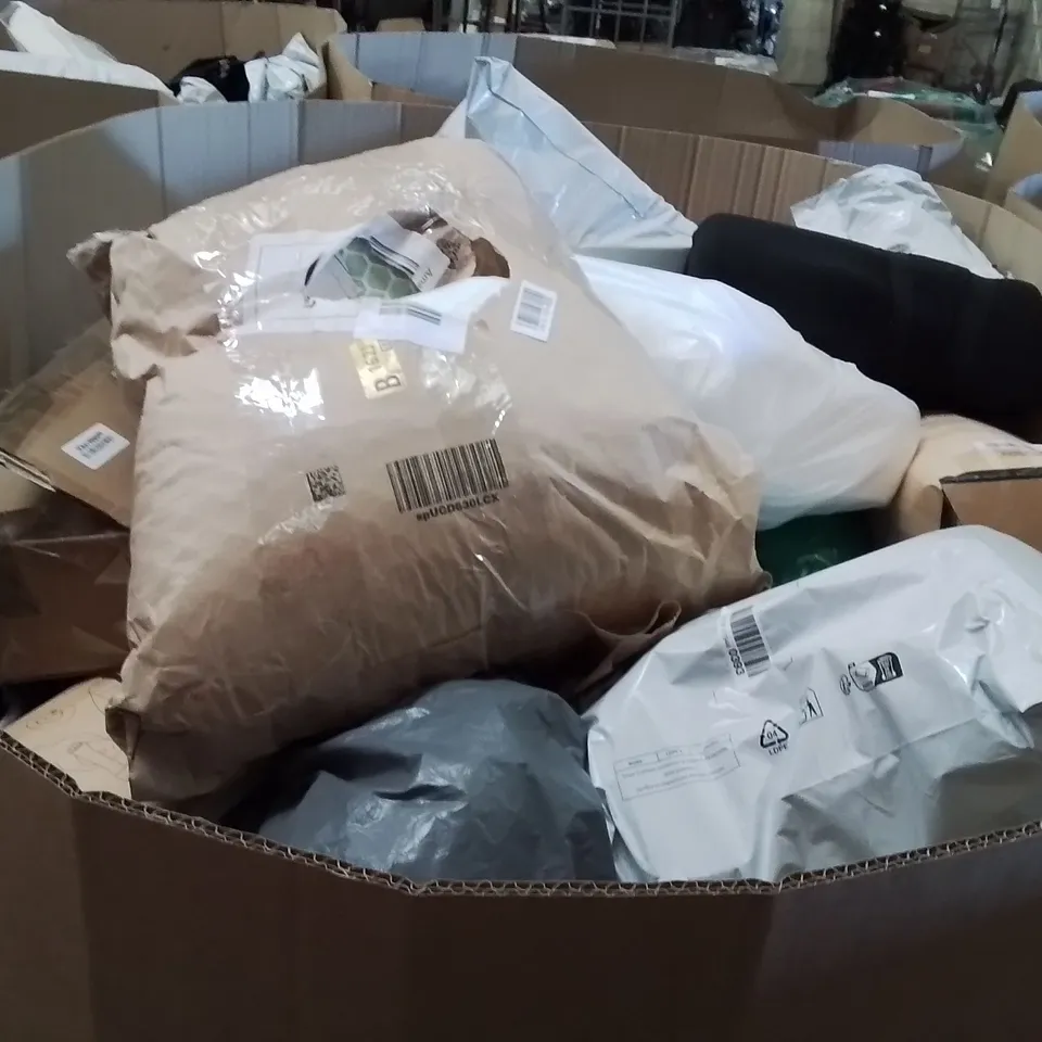 PALLET CONTAINING A LARGE QUANTITY OF PILLOWS