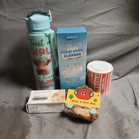 APPROXIMATELY 20 ASSORTED HOUSEHOLD ITEMS TO INCLUDE HIGHLAND COW DRINKING BOTTLE, FOAM SHOE CLEANER AND FRAGILE STICKY LABELS