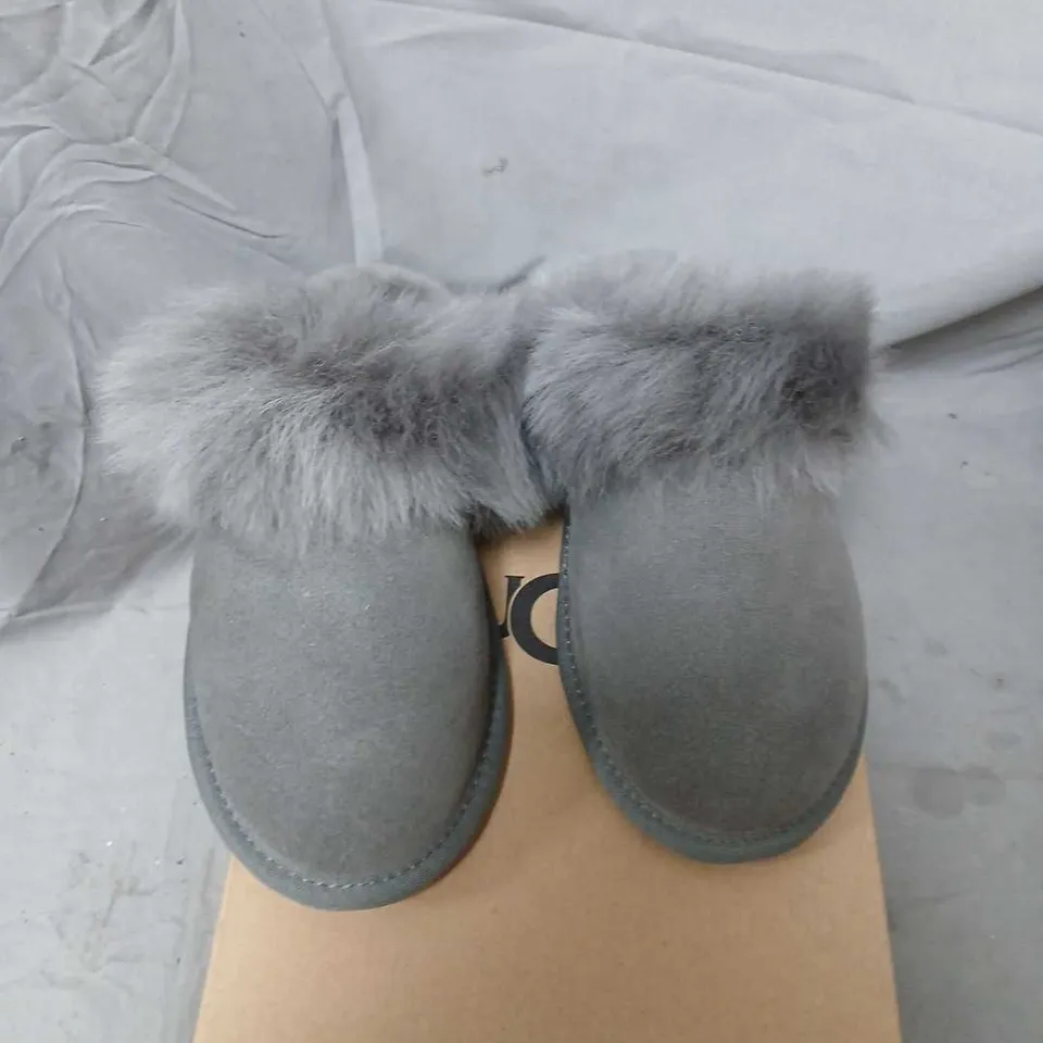 UGG CHARCOAL SCUFF SIS 3 SLIPPERS SIZE 3
