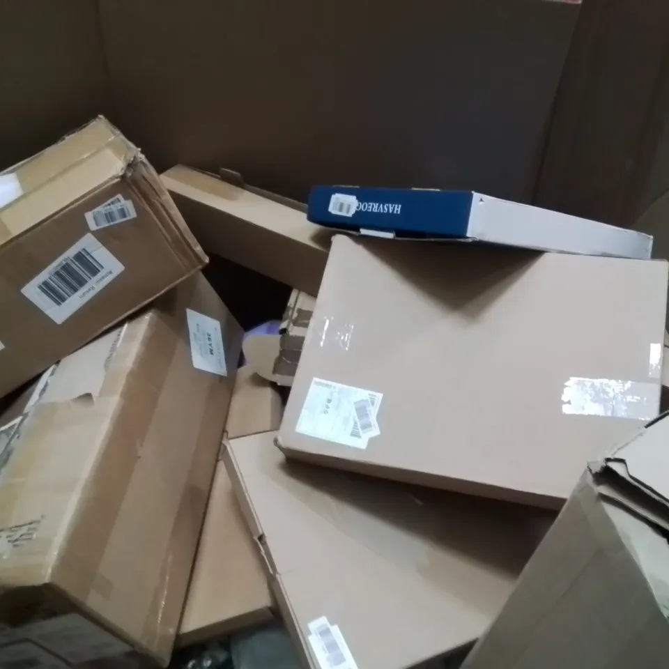 PALLET OF ASSORTED HOUSEHOLD GOODS AND PRODUCTS TO INCLUDE;LARGE AREA RUG,RETRACTABLE SAFETY GATE,BACK CUSHION 