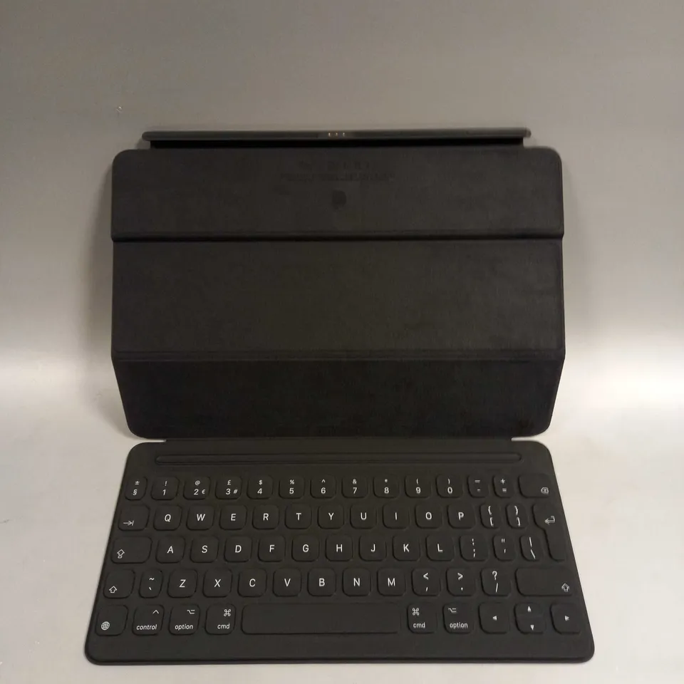 BOXED APPLE SMART KEYBOARD FOR IPAD (9TH, 8TH AND 7TH GEN) AND IPAD AIR (3RD GEN) RRP £169