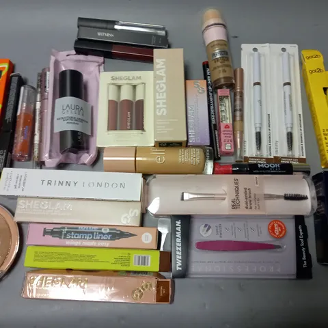 LOT OF APPROXIMATLEY 30 ASSORTED HEALTH AND BEAUTY ITEMS TO INCLUDE ESTEE LAUDER DOUBLE WEAR, SHEGLAM FOUNDATION AND TRINNY LONDON MASCARA