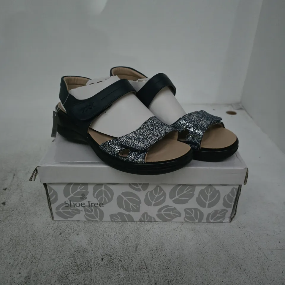 SHOE TREE IRIS SANDALS – DARK NAVY, UK 4