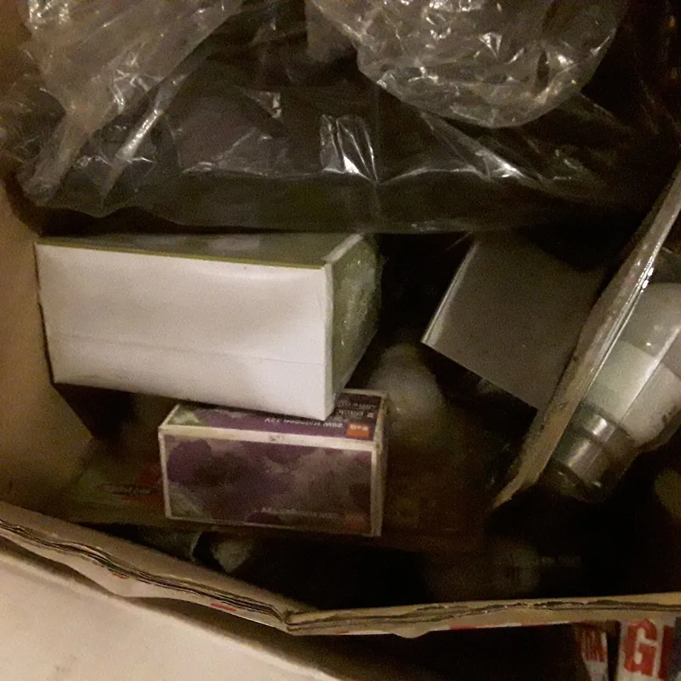 PALLET OF BRAND NEW HOMEWARE STOCK INCLUDING HALOGEN MULTIPLE LIGHTS & LIGHT BULBS