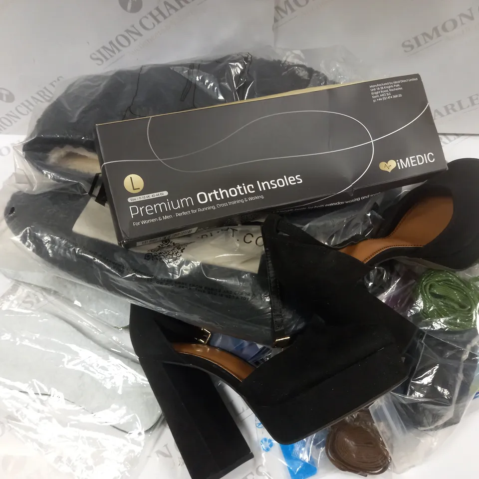 APPROXIMATELY 20 ASSORTED SHOES AND SHOE ACCESSORIES TO INCLUDE  SHERPA SLIPPER BOOTS, INSOLES, SHOELACES ETC. 