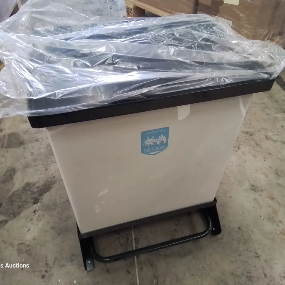 PALLET CONTAINING 10 WYBONE METAL PEDAL BINS
